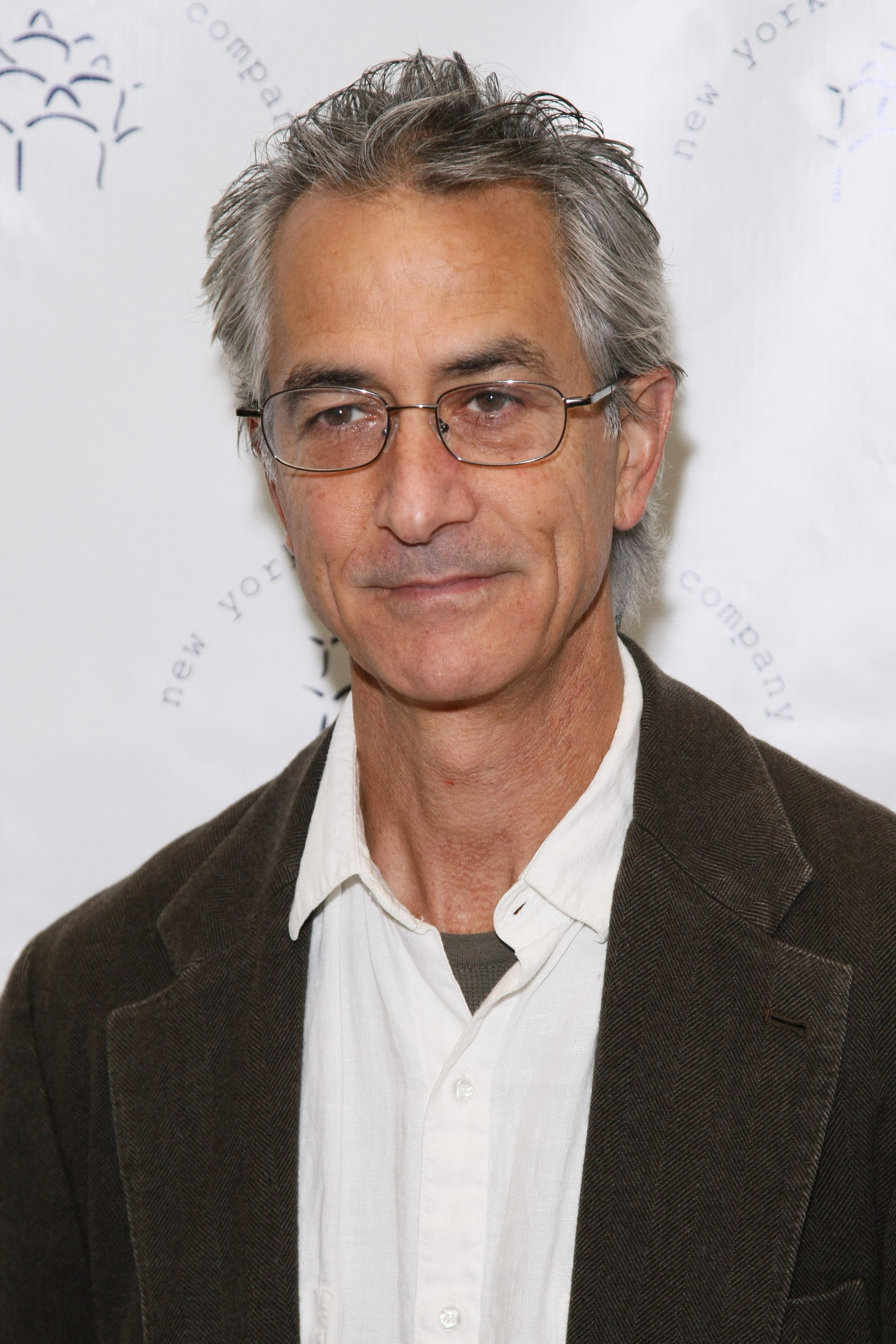 How tall is David Strathairn?